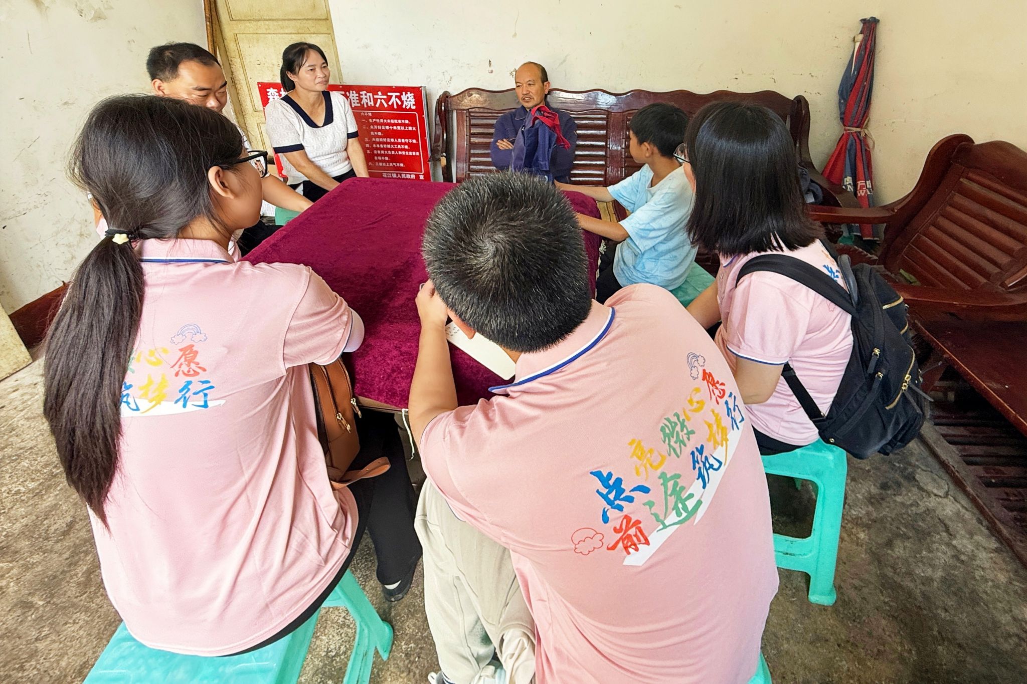 图为实践团成员走访仡佬族孩子的家。祁曼 供图.jpg